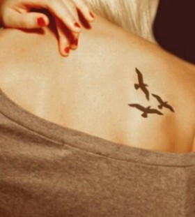 Black lovely bird tattoo on shoulder
