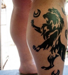 Black pretty lion tattoo on leg