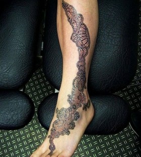 Black simple lace tattoo on leg