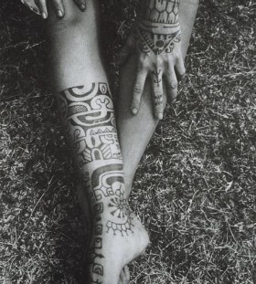 Black simple tribal tattoo on leg