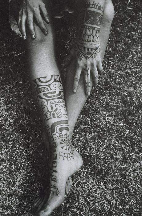 Black simple tribal tattoo on leg