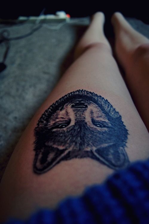 Black simple wolf tattoo on leg