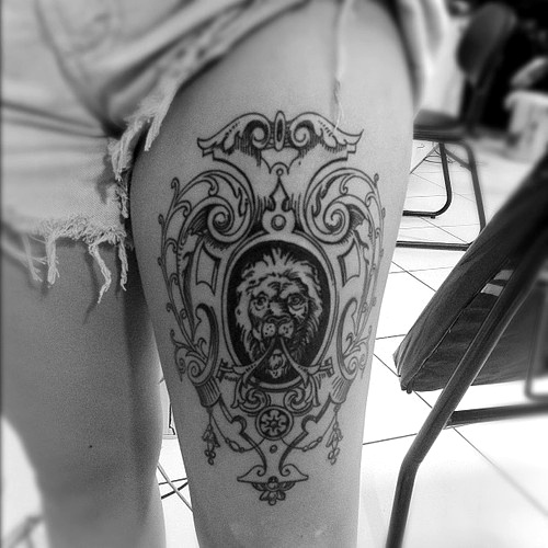 Black women lion tattoo on leg