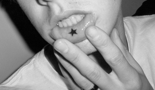 Boy’s star lips tattoo