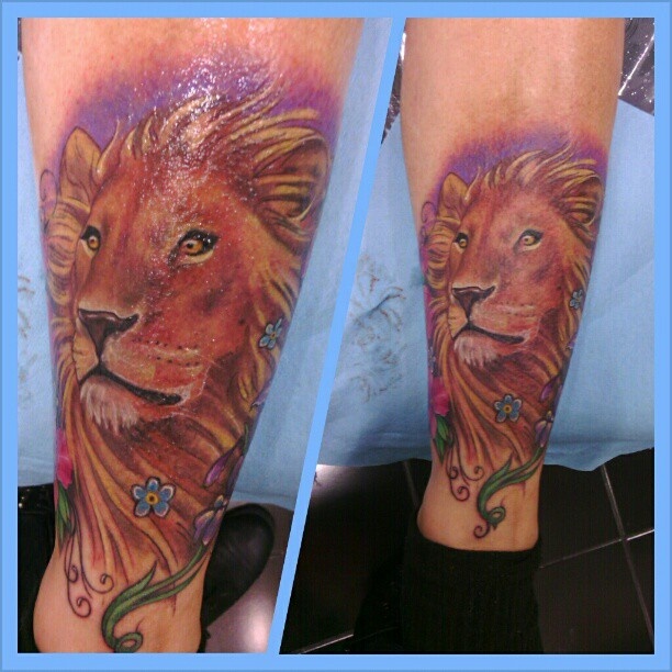 Colorful pretty lion tattoo on leg