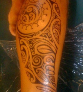 Cool black tribal tattoo on leg