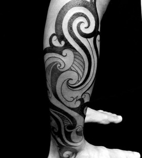 Cool men's tribal tattoo on leg