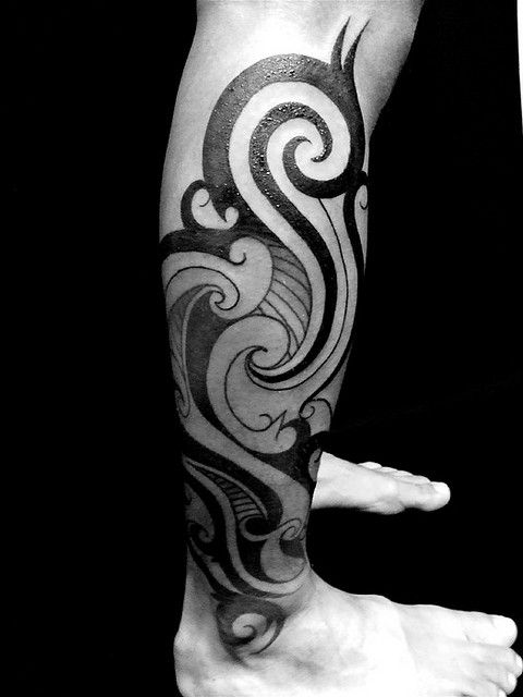 Cool men’s tribal tattoo on leg