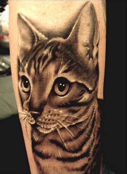 Cute cat tattoo on leg with big eyes