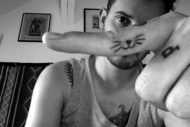 Cute mn’s cat tattoo on finger