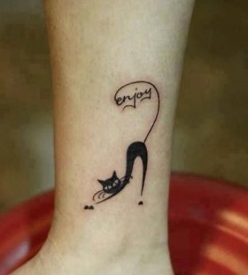Enjoy pretty cat tattoo on leg