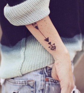 Gorgeous men's line tattoo on arm