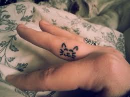 Great simple cat tattoo on finger