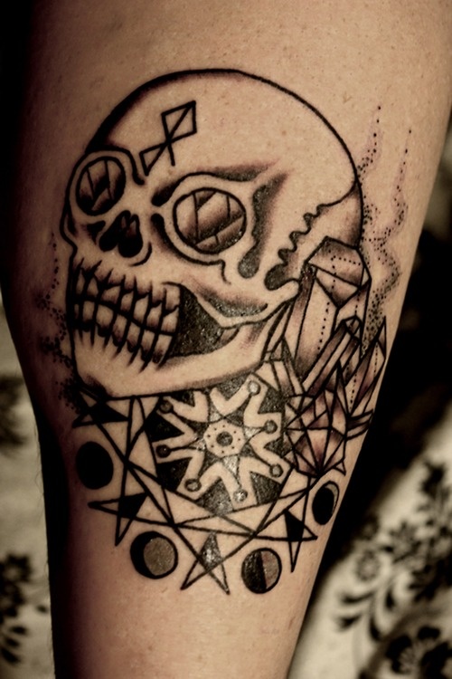 Great skull crystal tattoo on leg