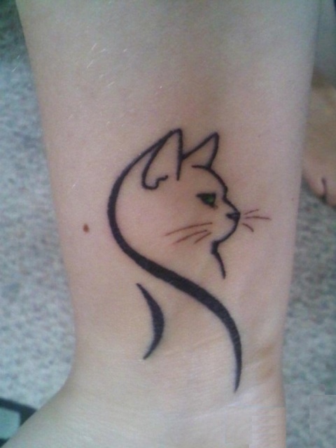 Lovely black cat tattoo on leg