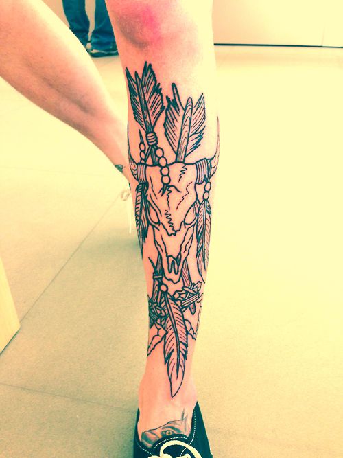Lovely black skull tattoo on leg