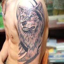 Lovely men's wolf tattoo on arm