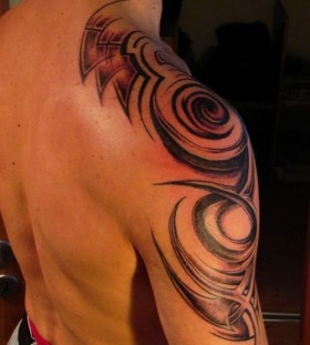 Owal black and red tribal tattoo on shoulder