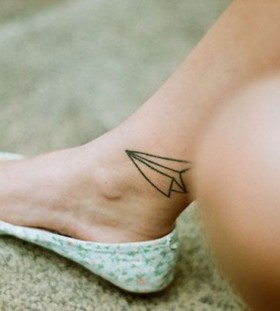Perfect lovely origami tattoo on leg