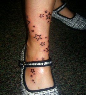 Women simple star tattoo on leg