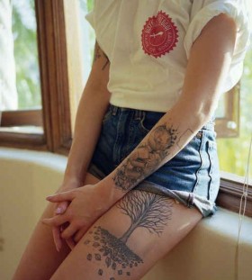 Adorable hand's girl tattoo on leg