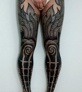 Black owal geometric tattoo on leg