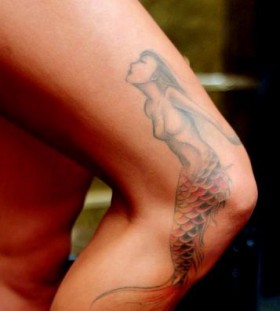 Knee's red and black mermaid tattoo