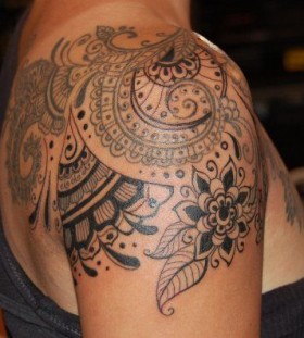 Amazing black ornamentally shoulder tattoo