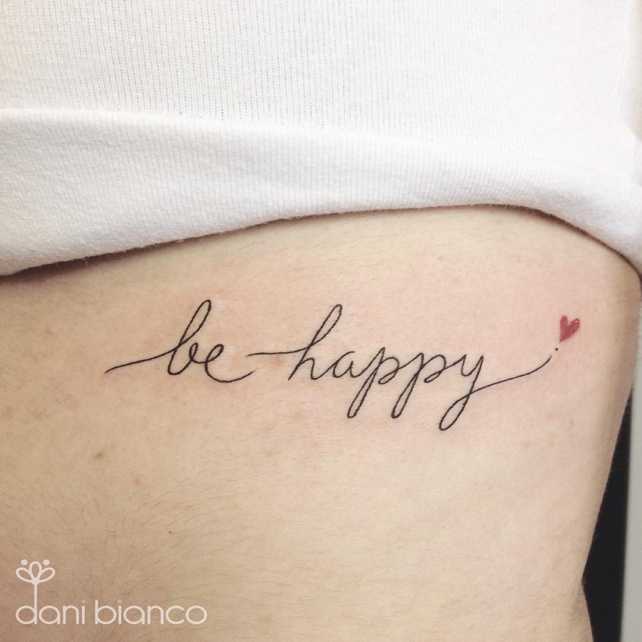 Татуировка с надписью счастлива