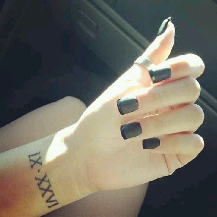 Black nails and awesome tattoo