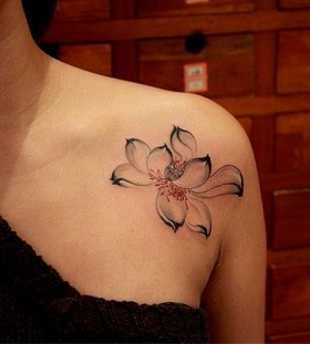 Cute flower shoulder tattoo by Chen Jie
