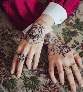 hand-flower-tattoo-by-zihwa_tattooer
