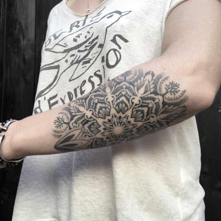 jeykill-bleunoir-arm-mandala-blackwork-tattoo