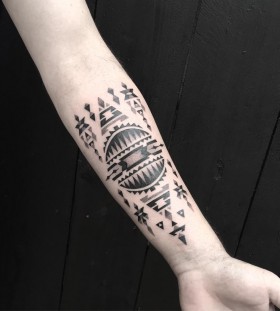 jeykill-bleunoir-geometric-blackwork-tattoo