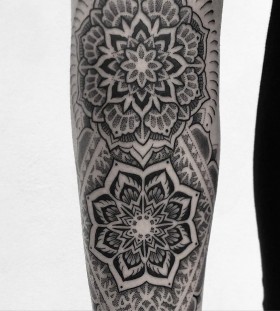 jeykill-bleunoir-incredible-mandala-blackwork-tattoo
