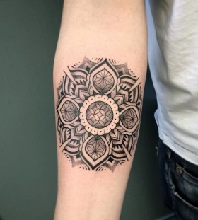 jeykill-bleunoir-mandala-blackwork-tattoo