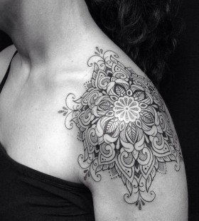 Mandala shoulder tattoo by Pepe Vicio