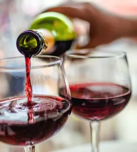 Pouring_red_wine_in_glasses-732x549-thumbnail-732x549