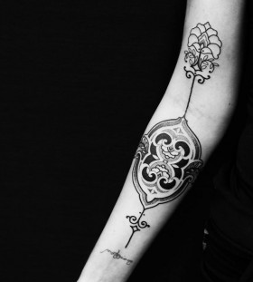 Pretty arm tattoo by Brian Gomes