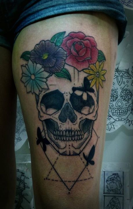 Skull and flowers tattoo by Tyago Compiani