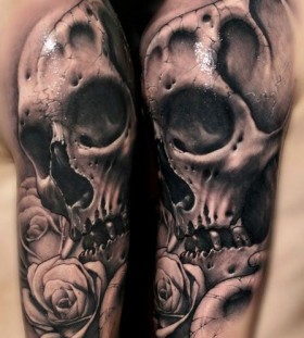 Skull and roses tattoo by Riccardo Cassese