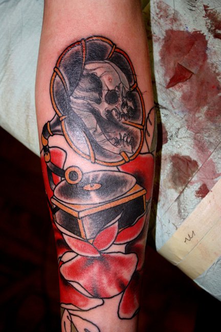 Skull gramophone arm tattoo