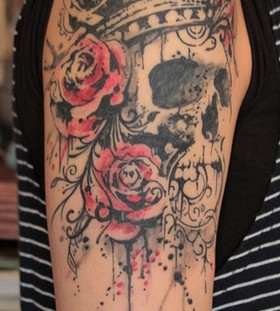 Skull with a crown and roses tattoo
