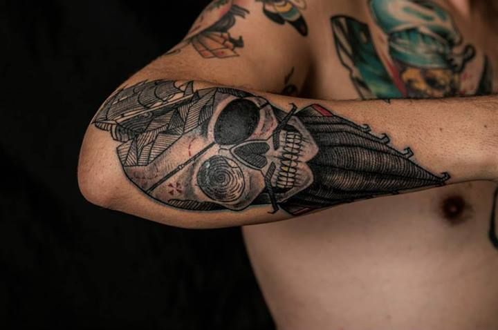 Stunning skull arm tattoo by Tyago Compiani