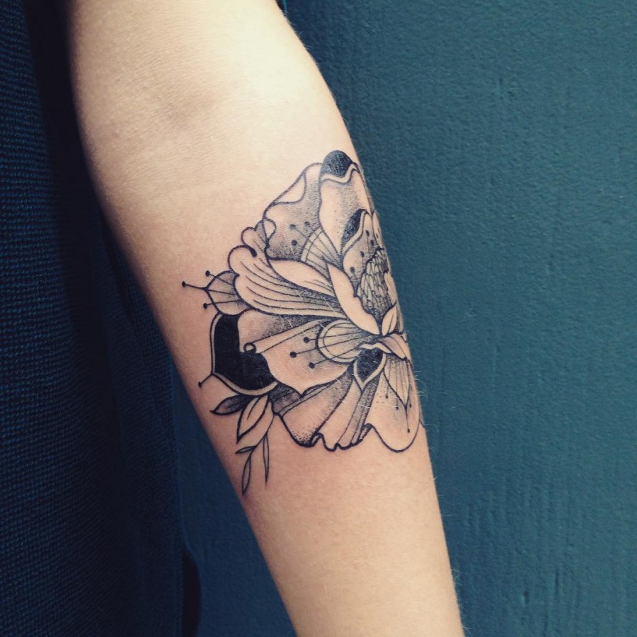 supakitch-bleunoir-flower-blackwork-tattoo