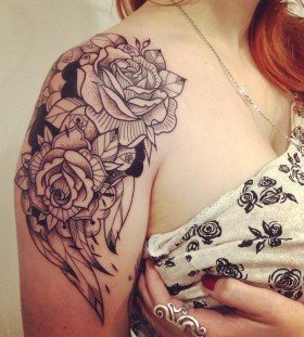 supakitch-bleunoir-shoulder-rose-blackwork-tattoo