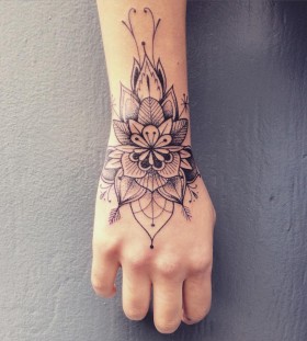 supakitch-bleunoir-wrist-flower-blackwork-tattoo