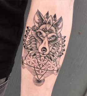 veenom-bleunoir-dotwork-wolf-blackwork-tattoo