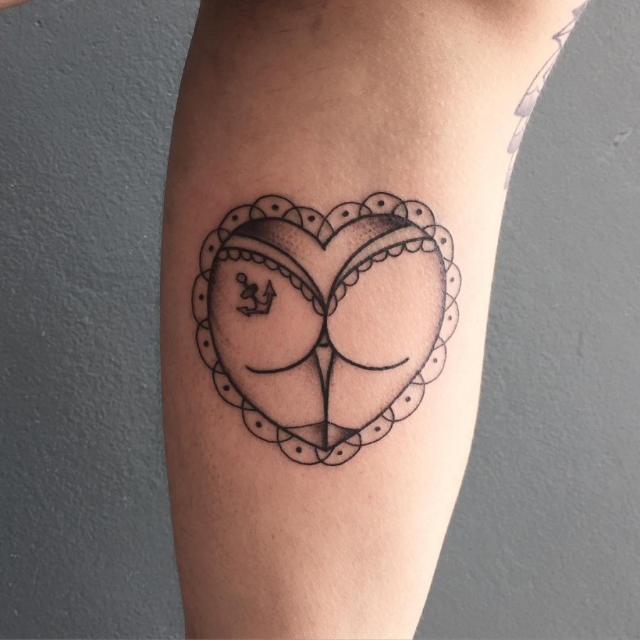 veenom-bleunoir-heart-shaped-bum-blackwork-tattoo