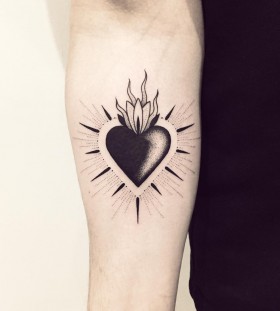 violette-bleunoir-sacred-heart-blackwork-tattoo
